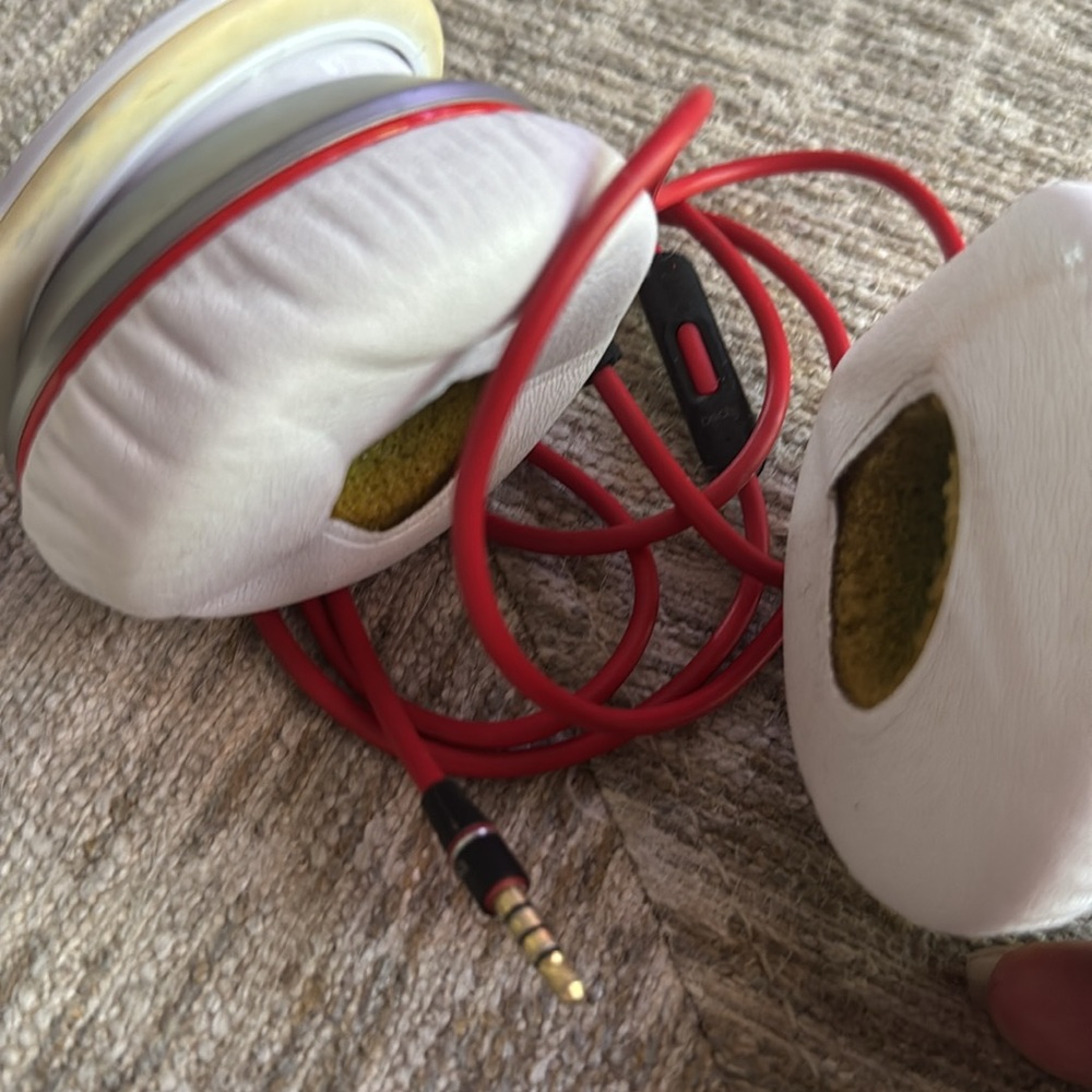 Beats by Dre Headphones - Picture 3 of 4